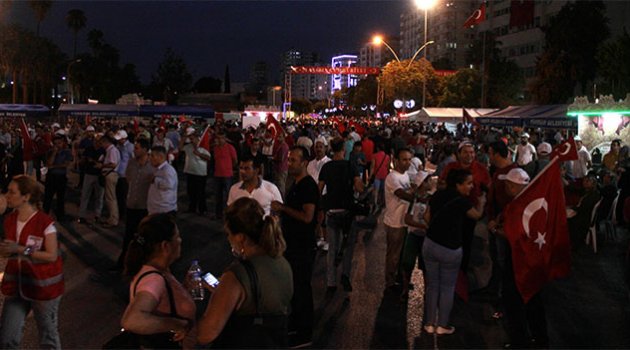 Adanalılar protestolarını sürdürüyor