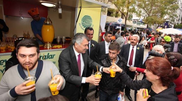Adanalılara taze sıkılmış portakal suyu