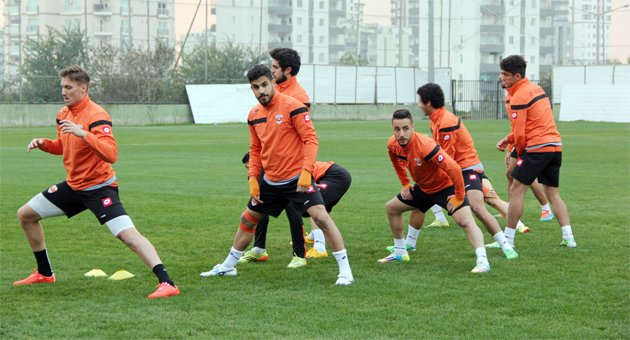 Adanaspor, Antrenmanını Yağmur Altına Gerçekleştirdi