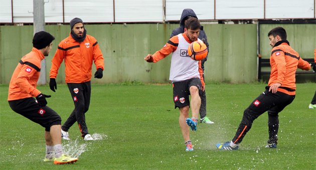Adanaspor, Gaziantep Büyükşehir Belediyespor maçı hazırlıklarını yağmur altında sürdürdü