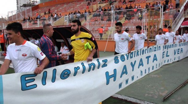 Adanaspor, Sahaya ‘Hayata el ver’ pankartı ile çıktı