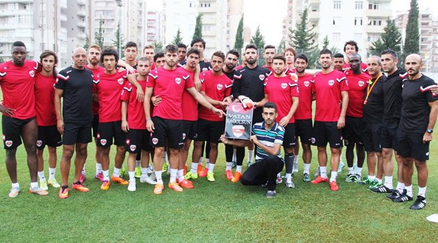 Adanaspor taraftarından anlamlı afiş