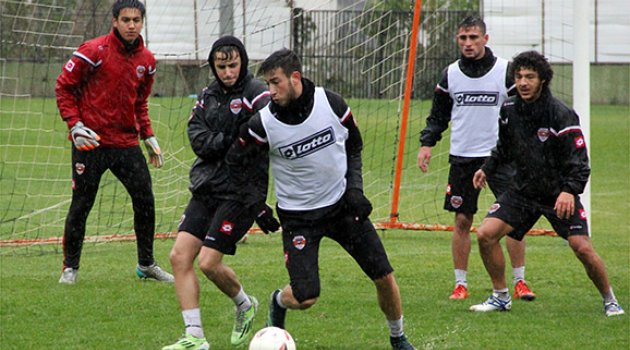 Adanaspor'da yağmur altında neşeli idman