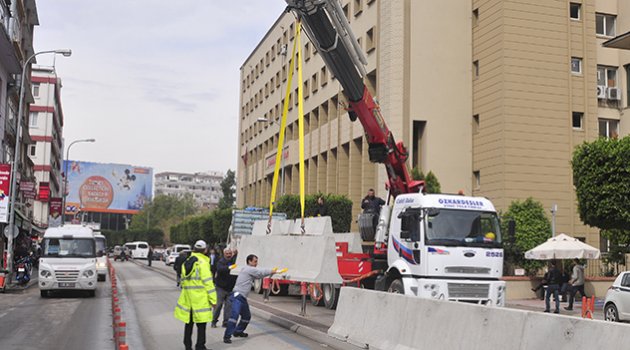 Adliye önüne güvenlik için beton bariyerler konuldu