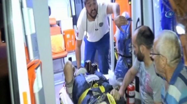 Ağaçtan düşen adam düştüğü dere kenarında iki saat mahsur kaldı