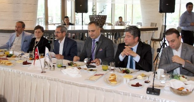 AGİAD adayları dinledi