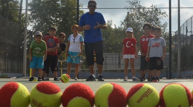 “Aileler çocuklarına tenis oynayarak model olmalı”