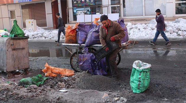Ailesini ısıtmak için yanmış kömürleri topluyor