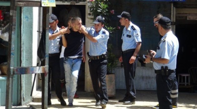 Ailesini pompalı tüfekle 4 saat rehin aldı