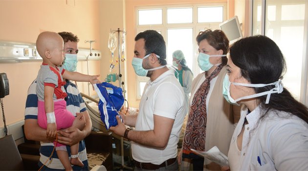 AK gençlerden hastanedeki çocuklara bayramlık