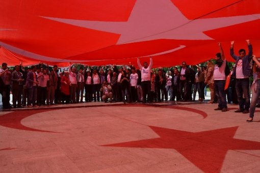Ak Gençlik’ten Bayrak yürüyüşü