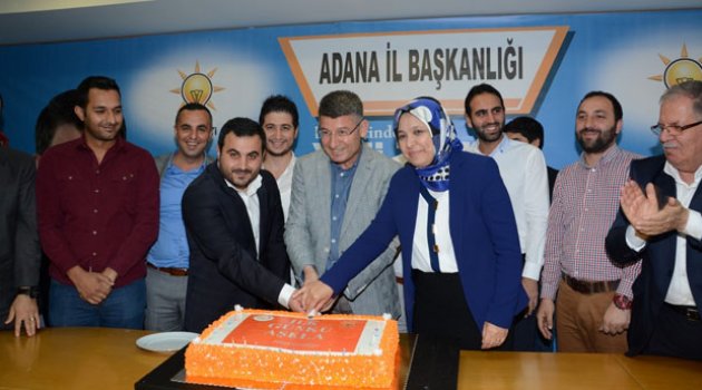 AK Gençlik zaferi pasta keserek kutladı