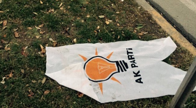 AK Parti afişlerine çirkin saldırı