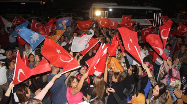 Ak Parti’de konvoylu ve havai fişekli seçim zaferi kutlaması