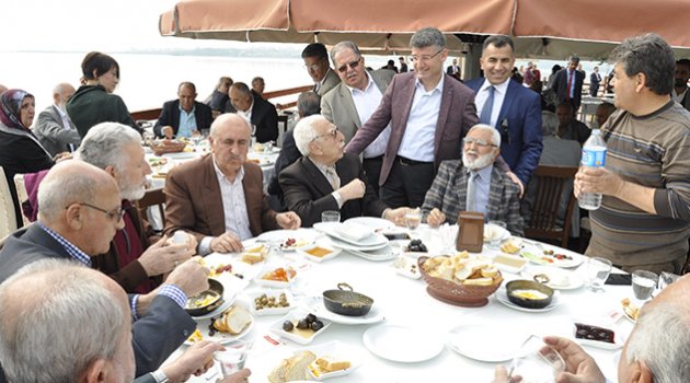 AK Parti’den yaşlılara kahvaltı