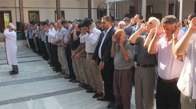 AK Parti Gençlik Kolları şehitler için gıyabi cenaze namazı kıldı