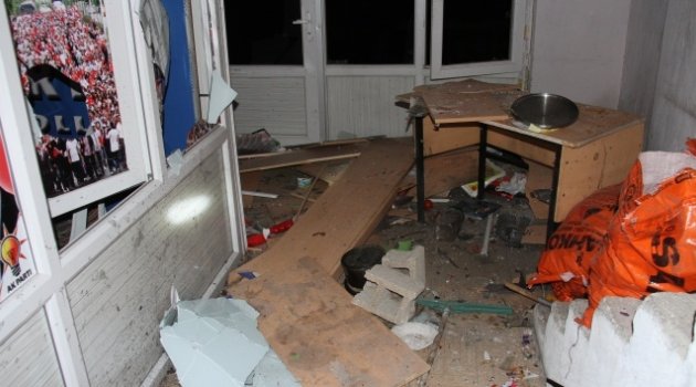 AK Parti ilçe binasına bombalı saldırı