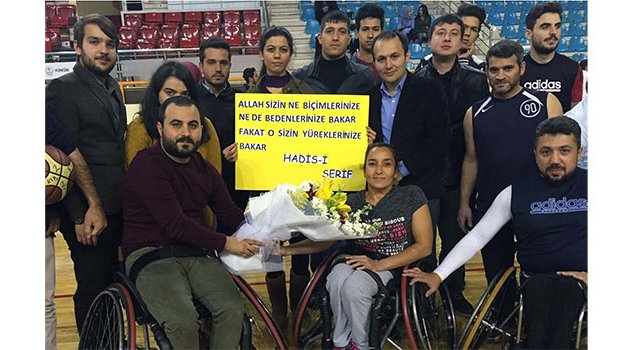 AK Parti’li gençler engellilerle maç yaptı