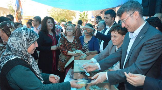Ak Parti Milletvekilleri aşure dağıttı