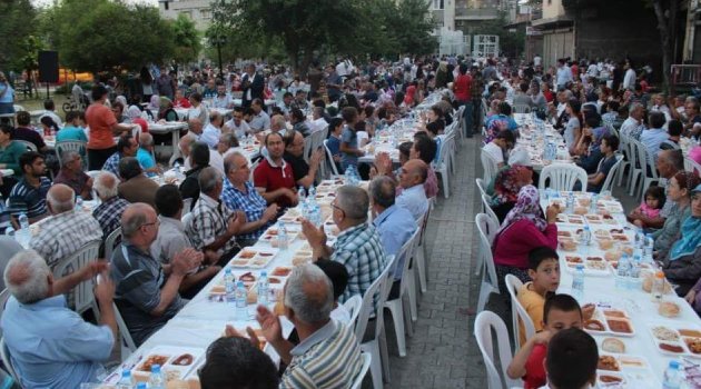 AK Parti Seyhan İlçe Teşkilatı’ndan mahalle iftarları