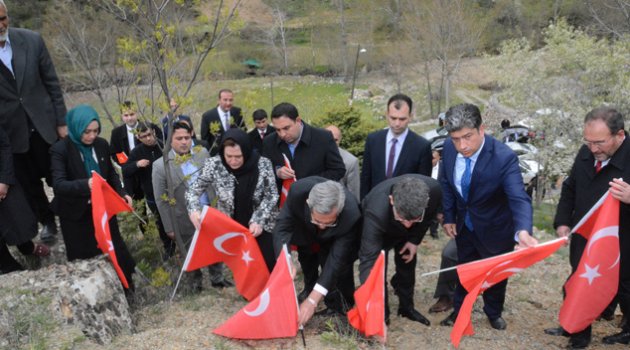 Ak Partili Adaylar Ermenilerin katlettiği 80 Şehidi mezarları başında andı
