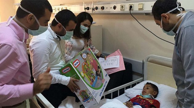 AK Parti'li gençlerden hastanedeki çocuklara bayramlık