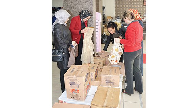 AK Partili kadınlardan gıda bankasına destek