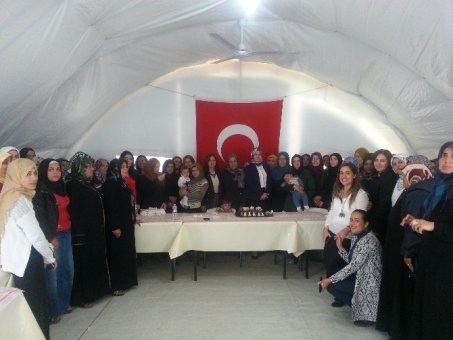 AK Partili Kadınlardan Savaş Mağduru Annelere Hediye