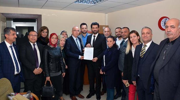 Akan, mazbatasını alarak göreve başladı