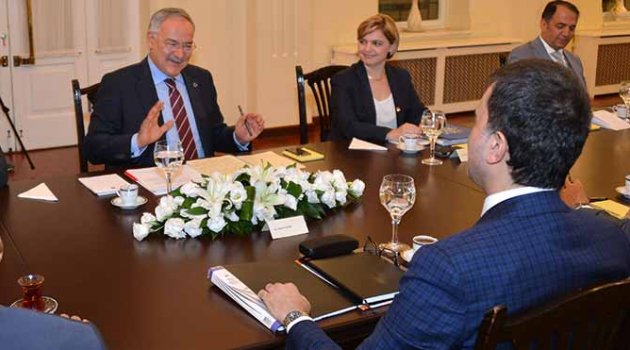 AKP, emekliye henüz verilmeyen iki maaş ikramiyeye karşı çıktı