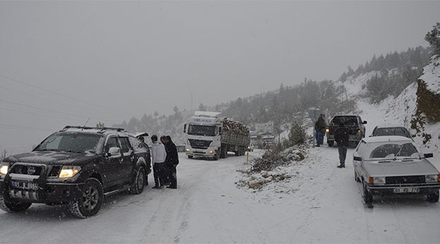 Aladağ’da yollarda kar küreme ve tuzlama çalışmaları