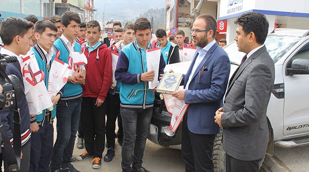 Aladağ'da Kur'an-ı Kerim dağıtımı