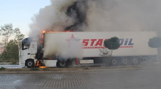 Alev alev yanan tır şarampole uçtu