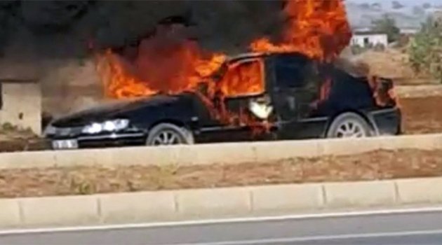 Alev topuna dönen otomobilden hafif yanıklarla kurtuldular