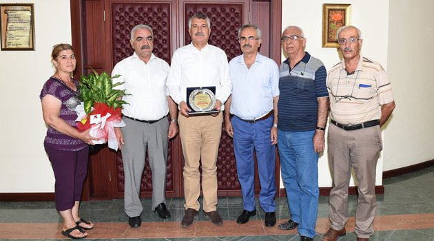 Alevi derneklerinden Başkan Karalar’a plaket