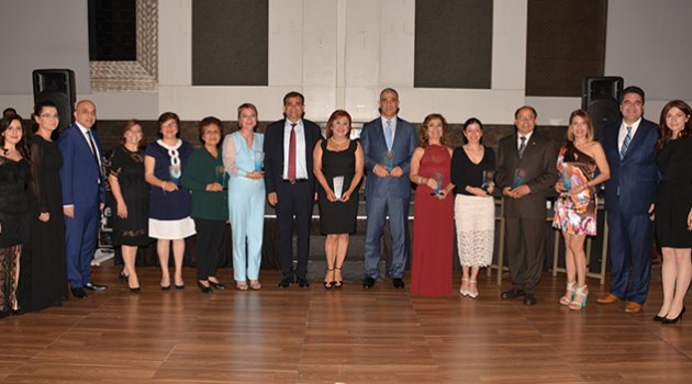 Ali Poyrazoğlu güldürdü, duayen eczacılar plaket aldı