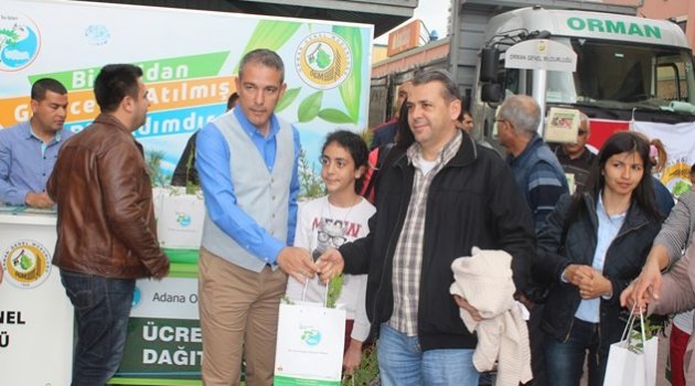 Alışveriş merkezinde 5 bin fidan dağıtıldı