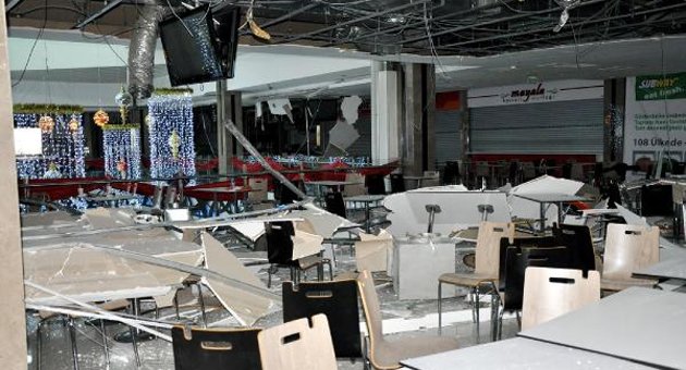 Alışveriş merkezinin tavanı çöktü: 13 yaralı