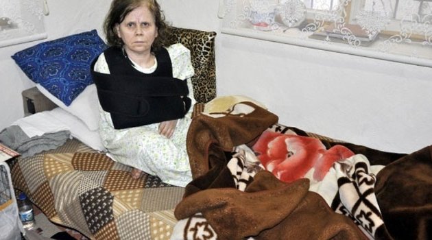 Alkollü şahıs kazma sapıyla komşusunu darp etti