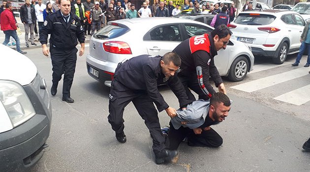 Alkollü şahıslar caddede polise bıçak çekti
