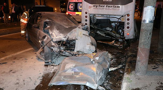 Alkollü sürücü önce çöp konteynerini ezdi sonra otobüse çarptı!