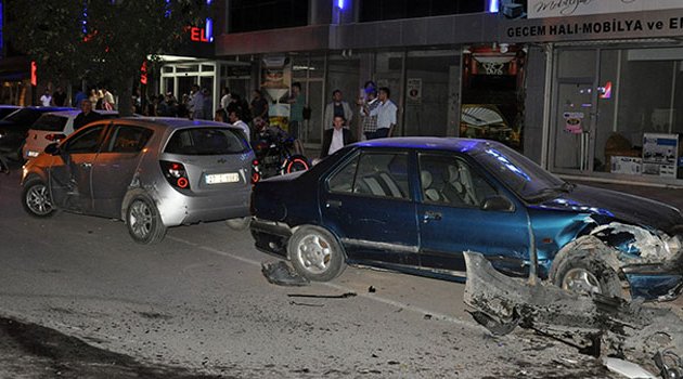 Alkollü sürücü park halindeki 6 aracı çarptı
