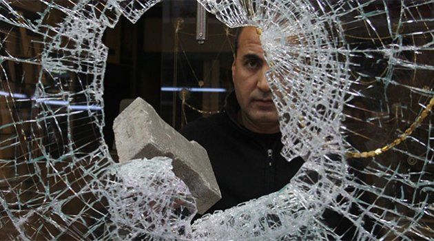 Altınları çalmak isteyen hırsızı tabancayla kovaladı