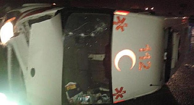 Ambulans buzlanan yolda devrildi: 3 yaralı