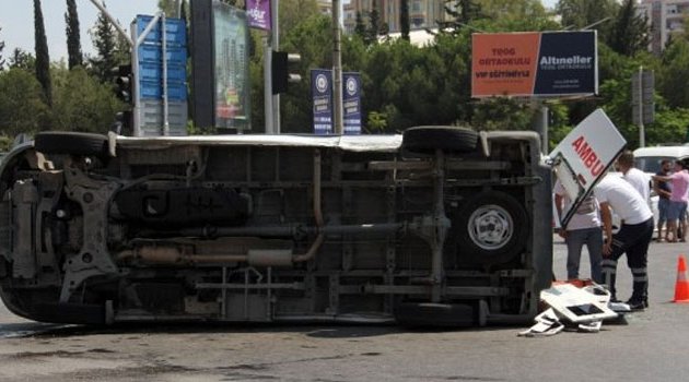 Ambulans İle Otomobil Çarpıştı: 2 Yaralı