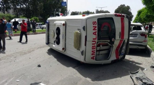 Ambulans Kaza Yaptı  4 Yaralı