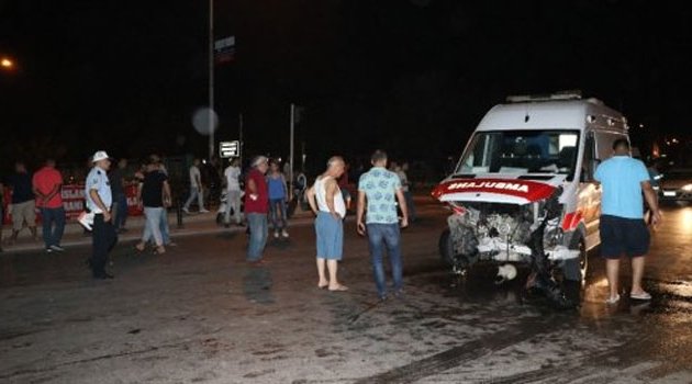 Ambulans Otomobillere Çarptı: 6 Yaralı