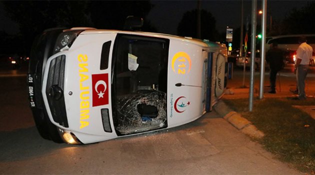 Ambulans takla attı yaralılar var