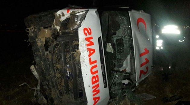 Ambulans takla attı! Yaralılar var
