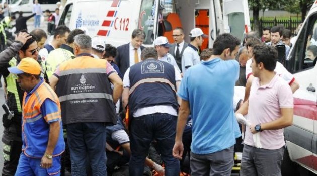 Ambulansa eskortluk yapan motorlu polis kaza yaptı